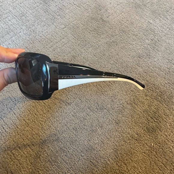 Prada sunglasses - Picture 4 of 4